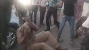 Mob assaults Sub-Inspector in Mahoba after tragic death of minor; five detained as video surfaces