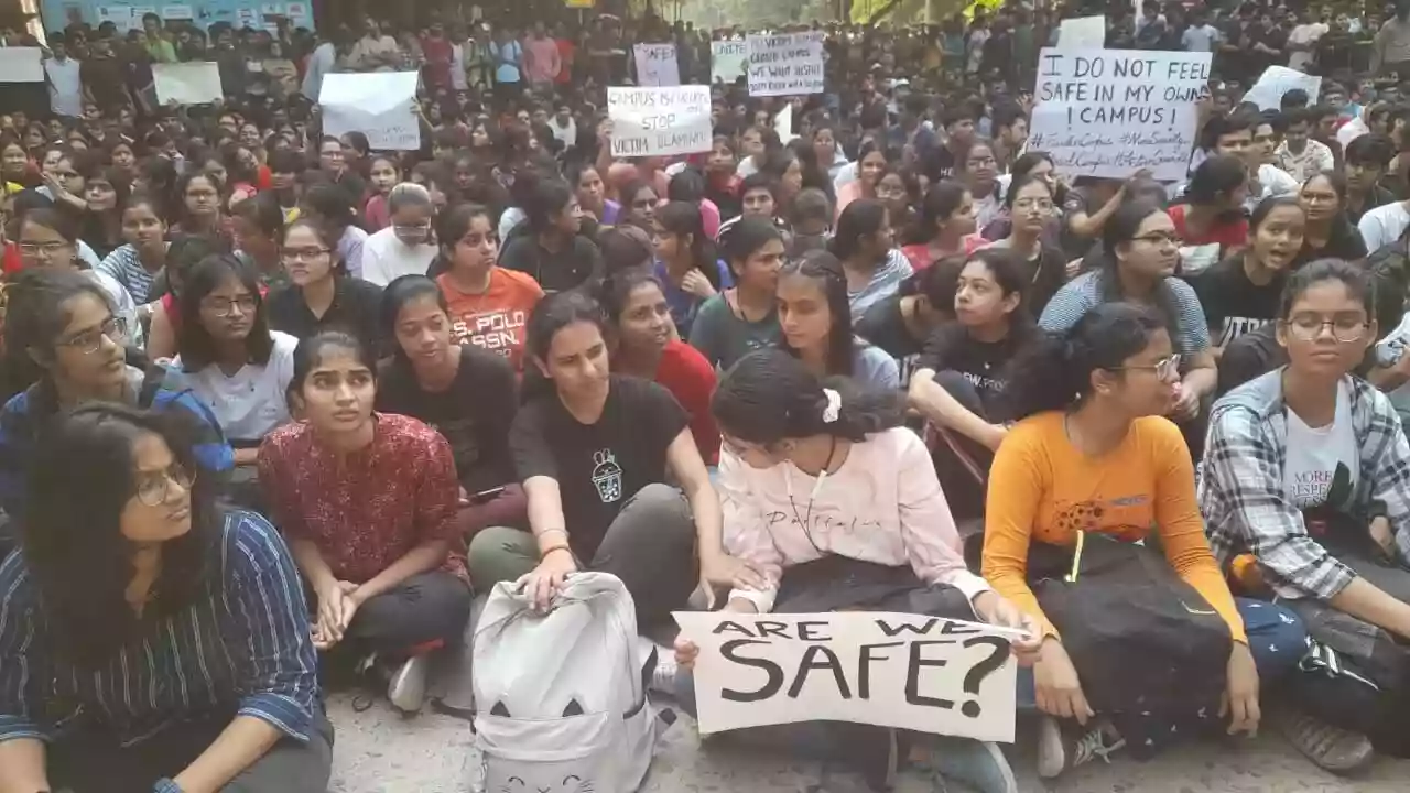 IIT BHU में रात को साथी संग घूम रही छात्रा से हुई छेड़छाड़, गन पॉइंट पर छात्रा के कपड़े उतरवाए