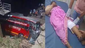 ओवरब्रिज से रेलवे ट्रैक पर गिरी स्लीपर बस, 4 की मौत, ढाई घंटे बंद रहा दिल्ली-जयपुर रेलवे ट्रैक