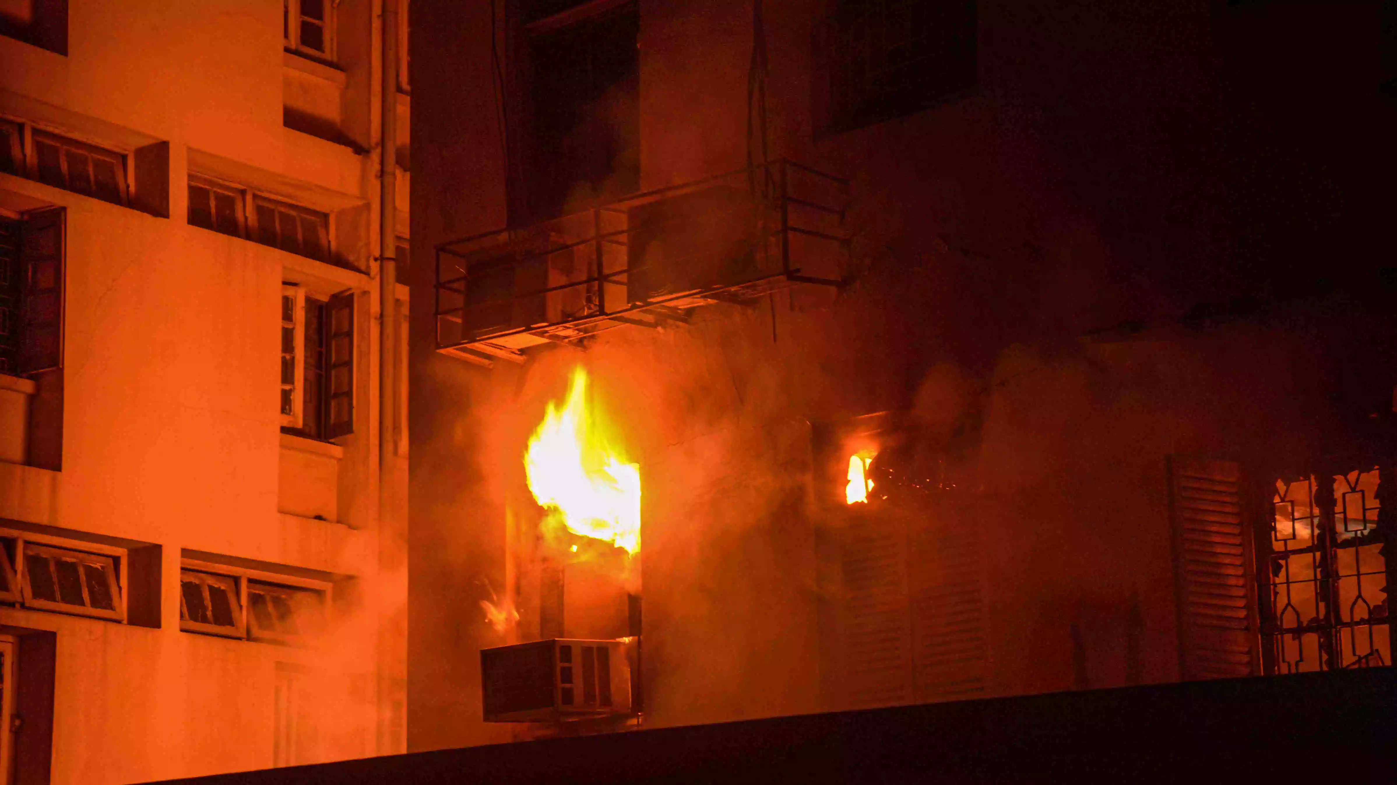 Kolkata's festive night takes a turn: Multi-storey building ablaze in Kudghat