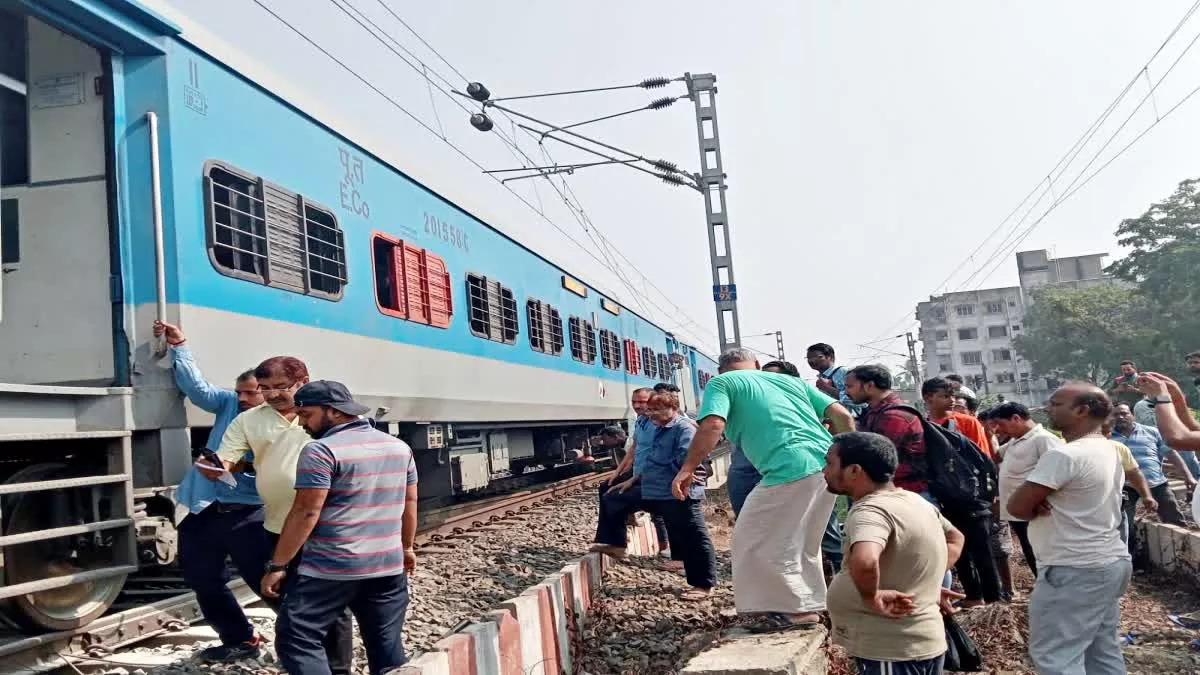 पूरी जा रही धौली एक्सप्रेस में चिंगारी निकलने से दहशत