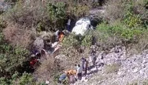 जम्मू में सवारियों से भरी बस तीन सौ फीट खाई में गिरी, 33 की मौत, 26 घायल