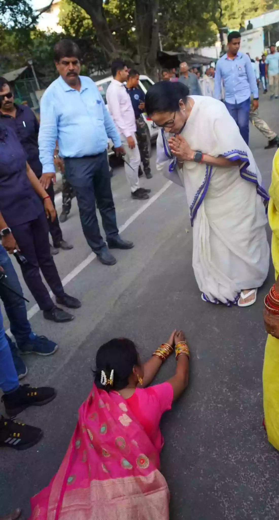 अस्ताचलगामी सूर्य को अर्घ्य देने के लिए घाटों पर उमड़े श्रद्धालु, मुख्यमंत्री ममता बोलीं- यहां रहने वाले लोग हमसे अधिक बंगाल से करते हैं प्यार