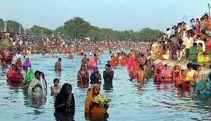 उदीयमान सूर्य को अर्घ्य देने के साथ ही सम्पन्न हुआ सूर्योपासना का महापर्व