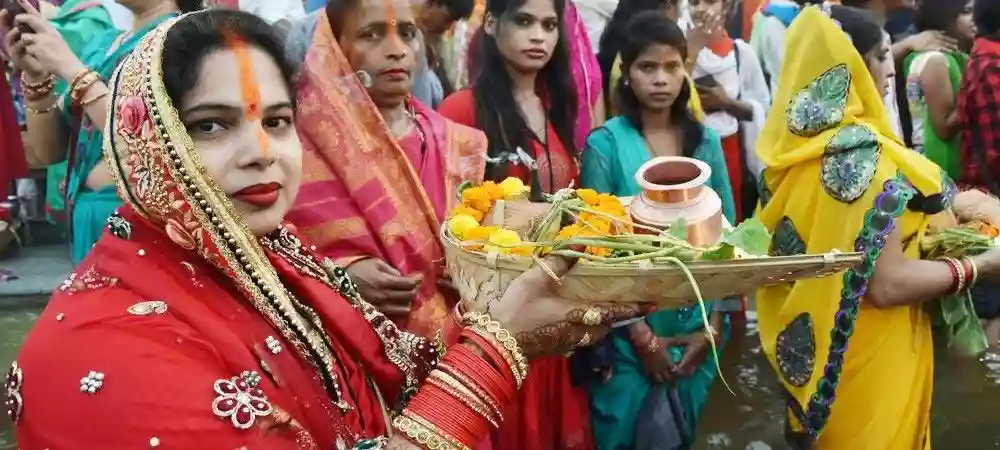 उदीयमान सूर्य को अर्घ्य देने के साथ बंगाल में भव्य तरीके से संपन्न हुई छठ पूजा