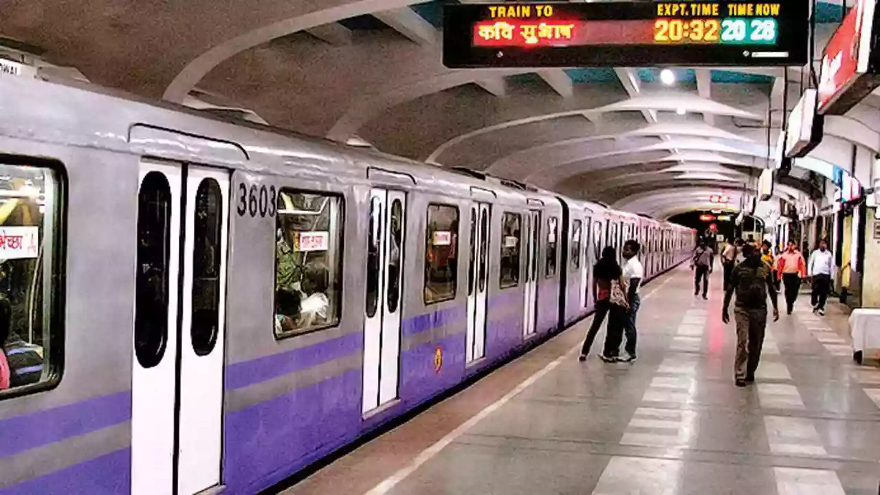 Body found on Kolkata Metro line; Services halted till 3pm for Rabindra Sarovar to New Garia 