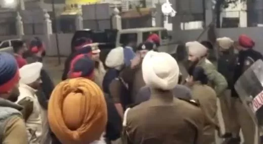 Clashes erupt at Kapurthala  gurudwara between nihang sikhs and police; one oficer killed, three injured