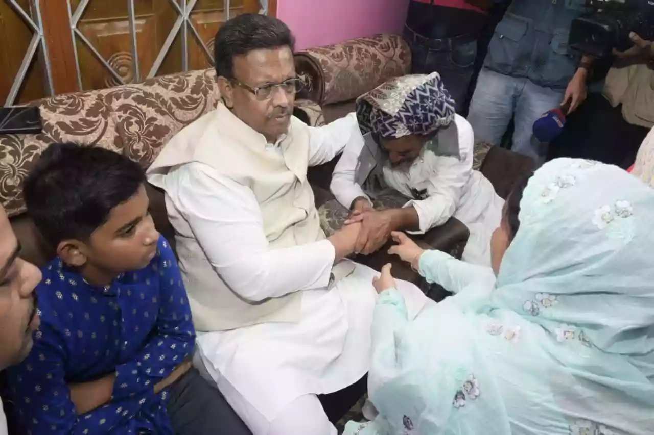Minister Firhad Hakim pays condolence visit to murdered TMC leader Saifuddin Lashkar's family in Jayanagar