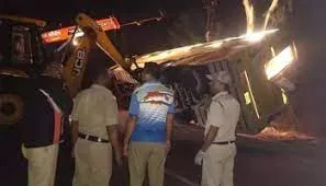 मुंबई के जलगांव में कार खाई में गिरी, चार लोगों की मौत, 7 लोग घायल