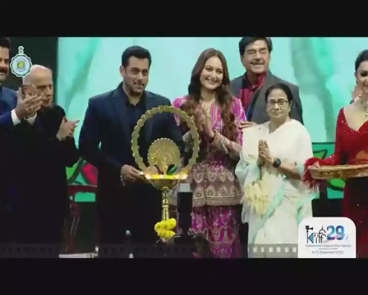 ममता की उपस्थिति में हुआ फिल्म फेस्टिवल का उद्घाटन, सीएम का हाथ पड़कर जमकर नाचे सलमान