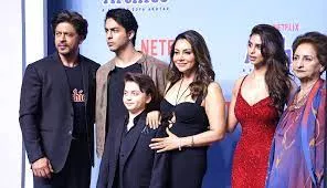 बेटी की पहली फिल्म 'द आर्चीज़' के प्रीमियर में शामिल हुआ शाहरुख खान का पूरा परिवार