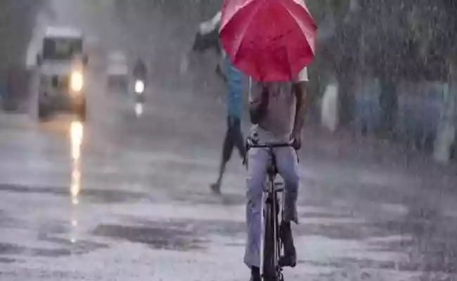 चक्रवात के प्रभाव से बंगाल में लगातार हो रही बारिश 