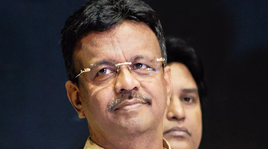 Firhad Hakim takes boat ride in Tolly Canal, announces Rs 30 crore for canal cleaning