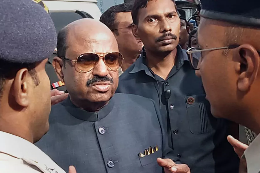 बर्दवान विश्वविद्यालय में प्रवेश के दौरान तृणमूल छात्र परिषद ने राज्यपाल को काला झंडा दिखाया