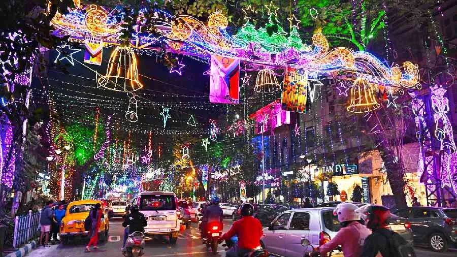 Kolkata's Park Street gears up for record turnout on christmas day| Watch video