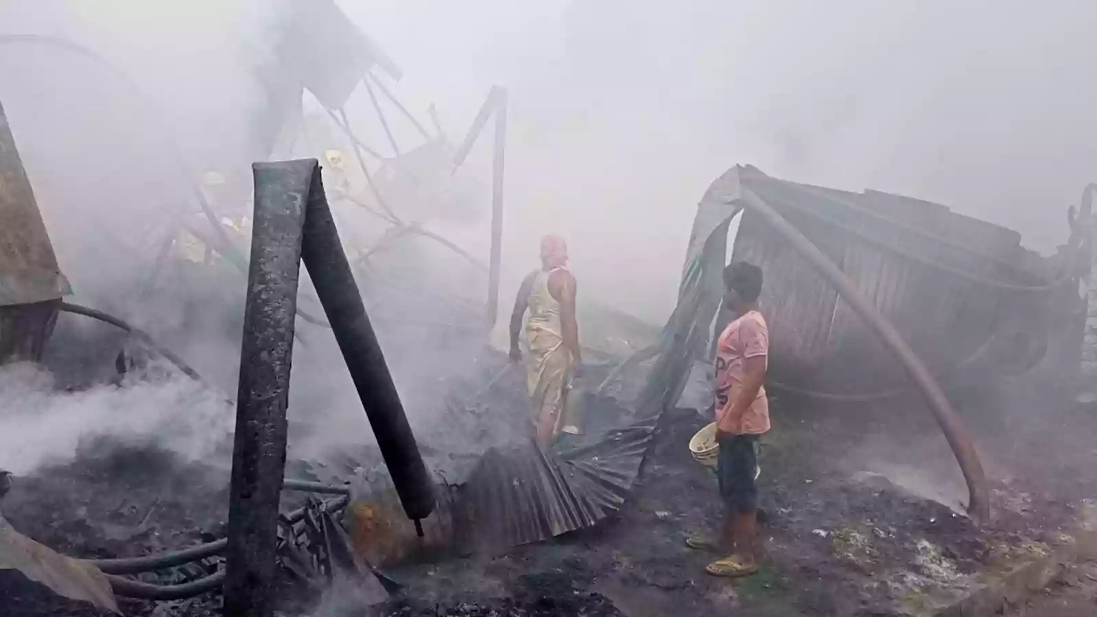 Massive fire engulfs plastic warehouse in Kaliachak's Sujapur | Watch Report