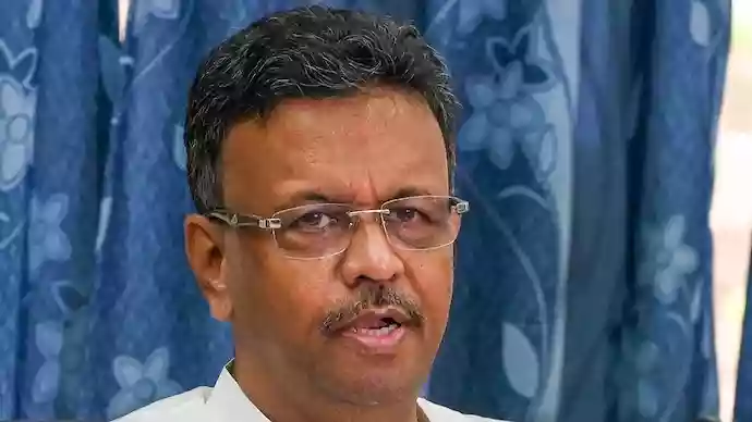 Mayor Firhad Hakim halts debris-laden truck going for landfill
