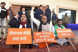 Opposition protests outside Jharkhand Assembly, accuses Government of favoritism | Watch Report