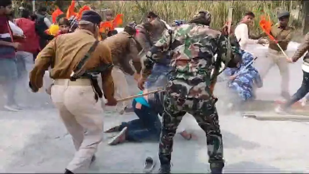 Police lathi charged students in Bihar's Arrah | Watch Report