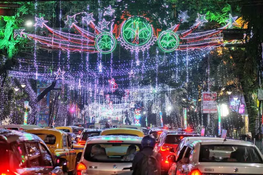 Park Street radiates Christmas cheer: Crowds flock to Kolkata's festive hotspot | Watch video