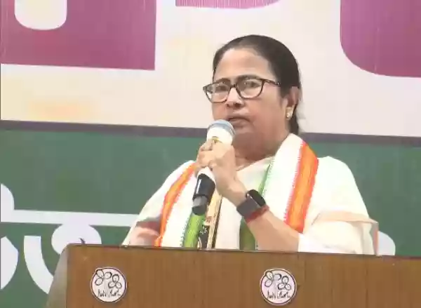 धर्म की राजनीति बंद होनी चाहिए, सभी धर्मों का सम्मान जरूरी - ममता