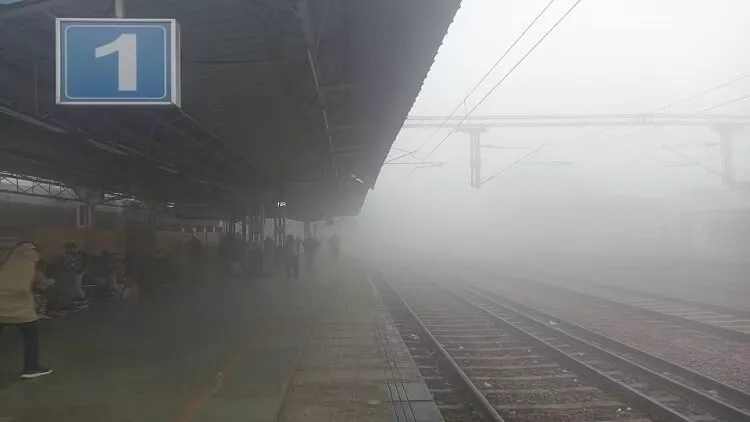 Cold alert grips 29 districts in UP; Flights and trains Disrupted, Shatabdi cancelled