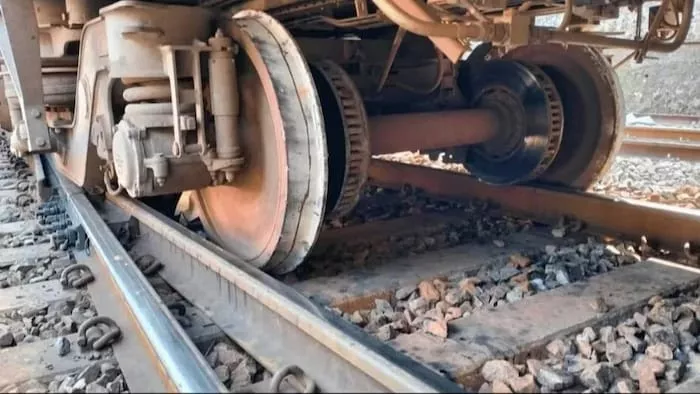 crack in Howrah-Bandel railway line prompts halt in train operations