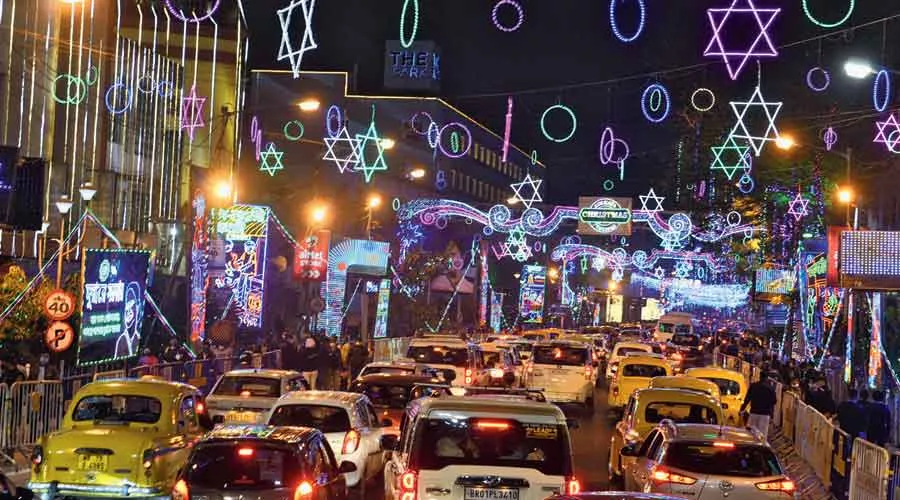  Howrah Bridge, Victoria Memorial, and more draw thousands for new year welcoming
