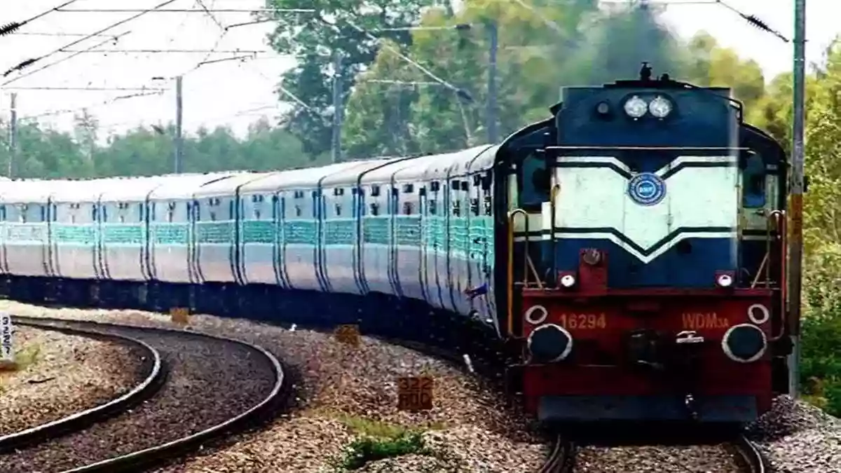 Nishikant Dubey flags off two trains, easing travel from Mirzachowki to Patna-Howrah in Jharkhand