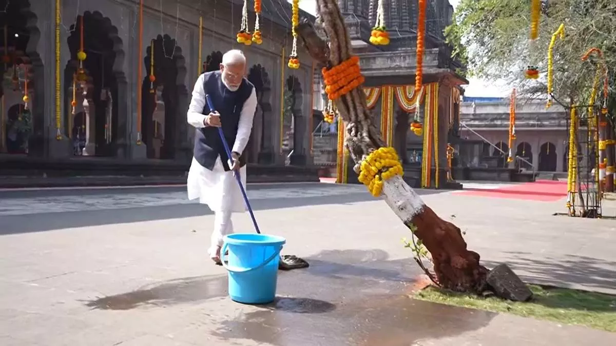 PM Modi mops Kalaram Temple, leading 'Swachhata Abhiyan' in Nashik