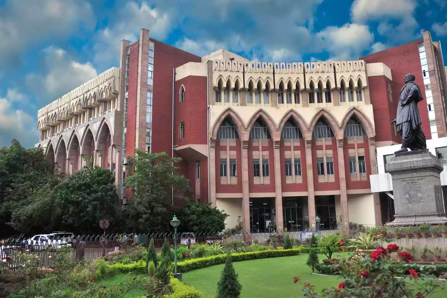 Buses without proper permit operating illegally will face action : Calcutta HC
