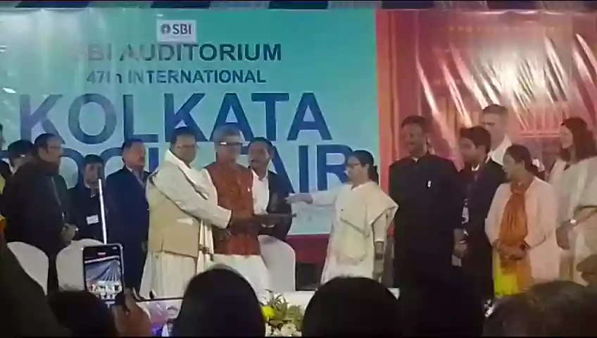 ममता बनर्जी ने अंतरराष्ट्रीय कोलकाता पुस्तक मेले का किया उद्घाटन