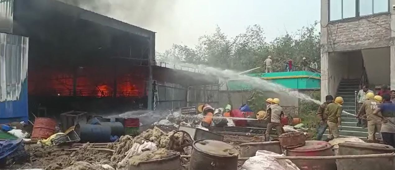 Massive fire engulfs jute mill in Shyamnagar Vasudevpur, causing extensive damage