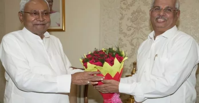  Nitish Kumar's sudden visit to Raj Bhavan sparks political speculation in Bihar