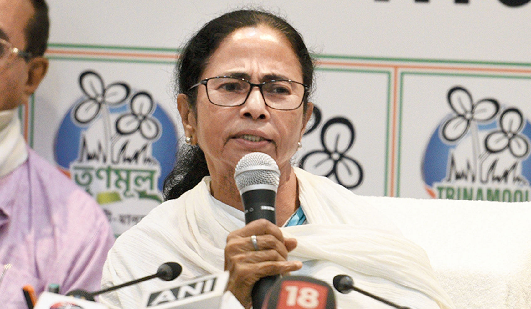 Mamata Banerjee starts dharna, Rs 951 crore granted mid-protest