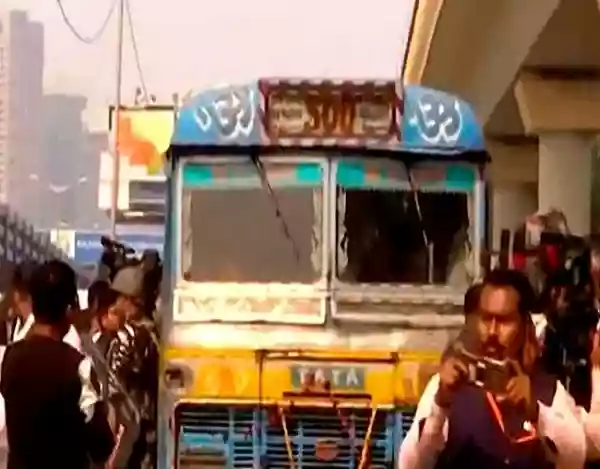 संदेशखाली रवाना होते ही शुभेंदु अधिकारी के काफिले को पुलिस ने रोका, सड़क पर बैठे