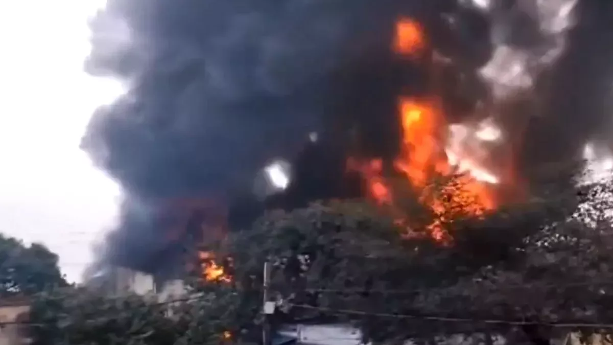 Massive fire erupts in Asansol factory, firefighters rush to control blaze