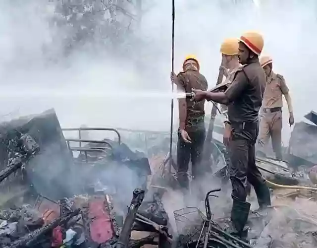 बाइपास के किनारे झुग्गी बस्ती में लगी भयावह आग, कई घर और दुकानें जलकर खाक