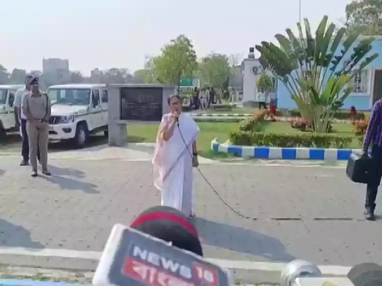 बंगाल सरकार गारंटी दे तो  पूरी होती है,  दिल्ली सरकार देती है तो  वह  दिखती नहीं- ममता