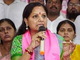 दिल्ली शराब घोटाले में ED की बड़ी कार्रवाई, तेलंगाना के पूर्व CM केसीआर की बेटी कविता को हिरासत में लिया