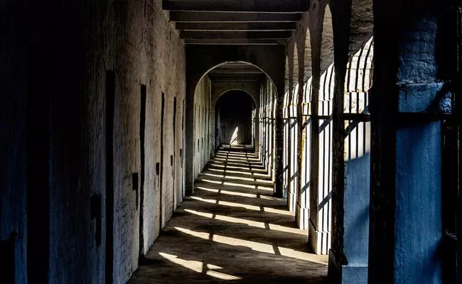 Murder accused streams live from UP prison;Three jail warders dismissed