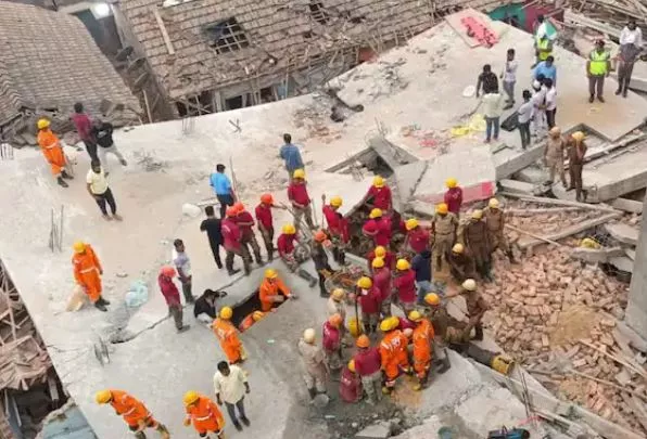  गार्डेनरिच के फतेहपुर बनर्जी पाड़ा लेन में आधी रात पांच मंजिला इमारत ढही