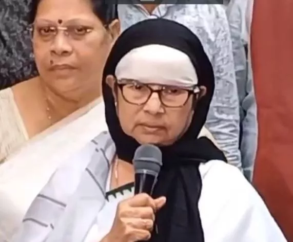 सिर पर पट्टी बांधे गार्डनरीच दुर्घटनास्थल पर पहुंचीं ममता