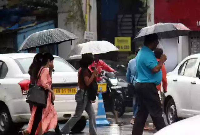बंगाल में मौसम ने ली करवट, लगातार हो रही बारिश से गिरा पारा