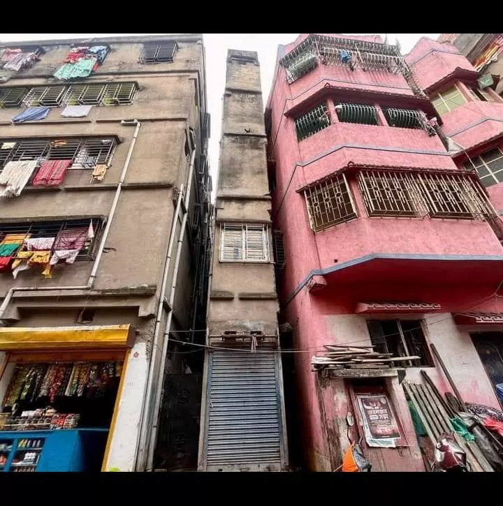 गार्डेनरिच में प्रमोटर का गजब कारनामा - दो मकान के बीच पांच फीट में ही बना दिया पांच मंजिला मकान