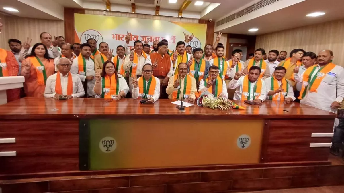 Ex-DGP Vijay Kumar and wife joins BJP in Lucknow