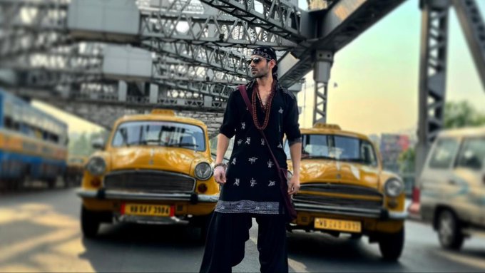 Kartik Aryan spotted in Kolkata, fans click selfie 
