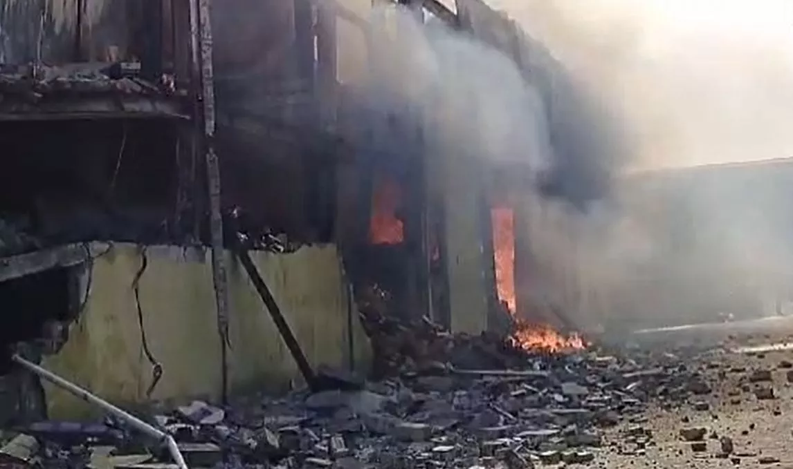 Fire razes Dankuni medicine warehouse in Hooghly district yesterday; Eight engines still in action