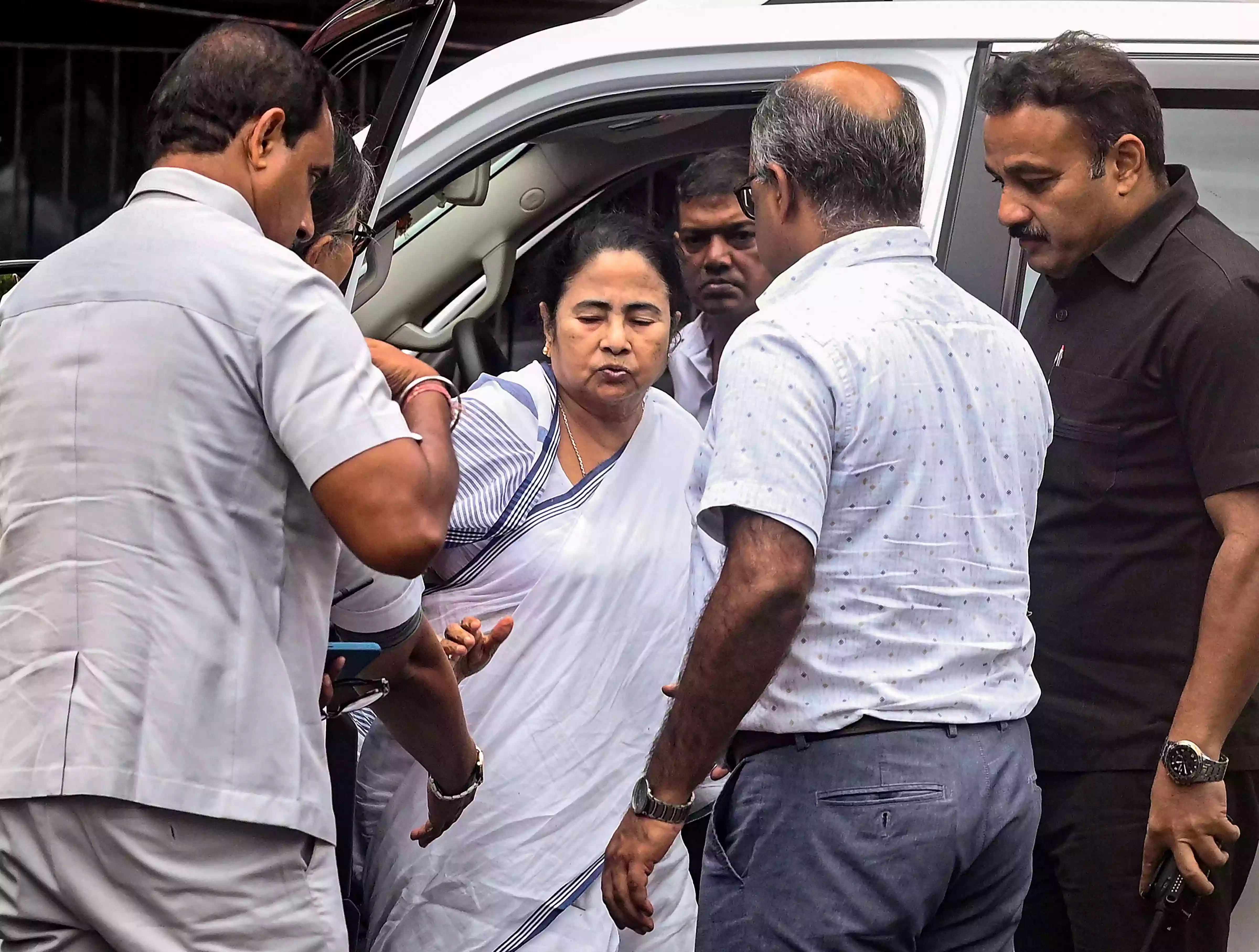दुर्गापुर से आसनसोल जाने के क्रम में, ममता हेलिकॉप्टर पर चढ़ते समय पाँव फिसलने से भीतर गिरी