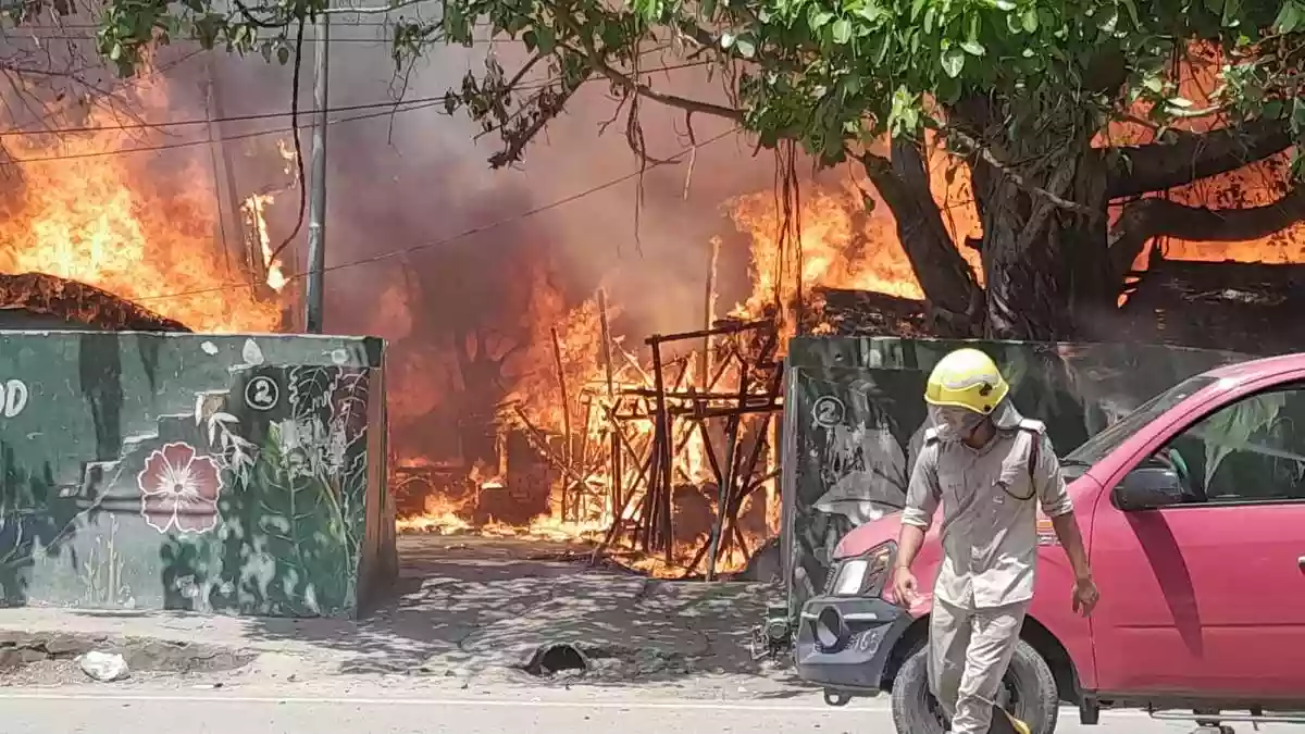 Massive fire engulfs Golghar slums in Patna, 6 gas cylinders explode 